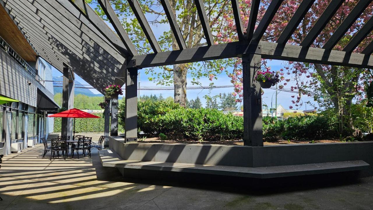 The Cedars Inn Hotel & Convention Centre Gibsons Exterior foto