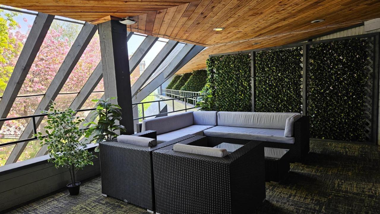 The Cedars Inn Hotel & Convention Centre Gibsons Exterior foto