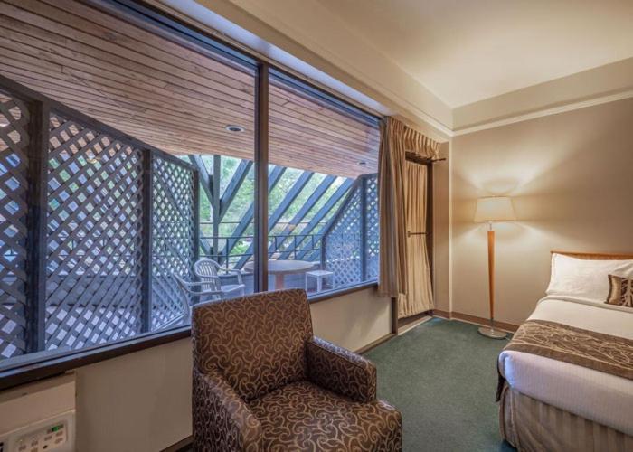 The Cedars Inn Hotel & Convention Centre Gibsons Exterior foto
